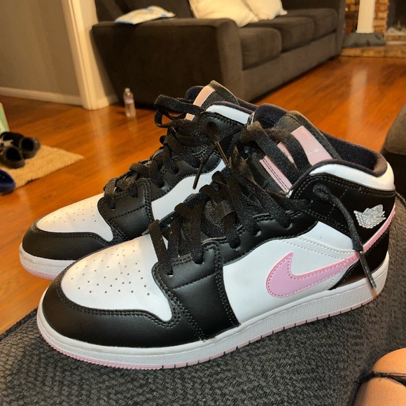 Jordan 1 pink and black. Size 7y. To big for me and in great condition. - Picture 2 of 7